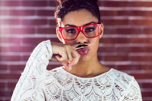 Hipster usando um bigode falso — Fotografia de Stock