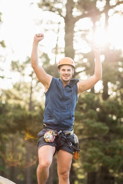 Hermoso joven excursionista animando — Foto de Stock