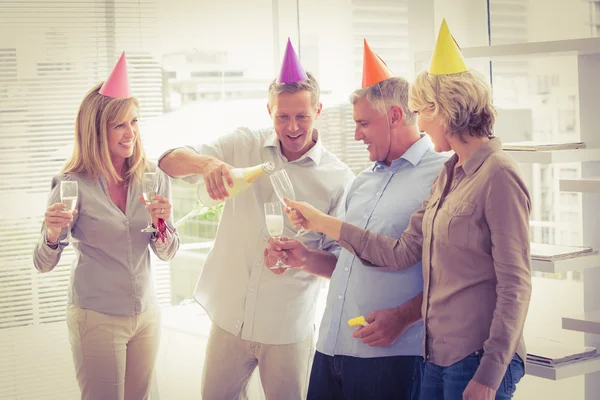 Menschen stoßen an und feiern Geburtstag — Stockfoto