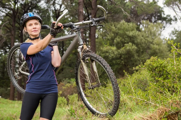Rubia llevando su bicicleta de montaña —  Fotos de Stock