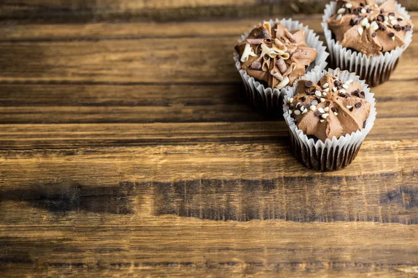 Choklad cupcakes på ett bord — Stockfoto