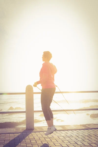 Kvinna hoppa vid strandpromenaden — Stockfoto