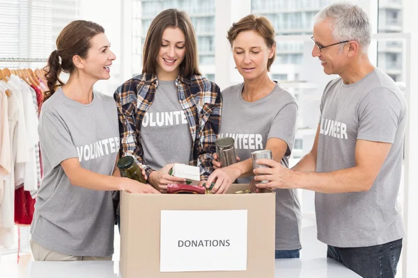 Voluntarios clasificando la caja de donación —  Fotos de Stock