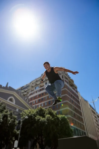 Homem atlético fazendo parkour — Fotografia de Stock