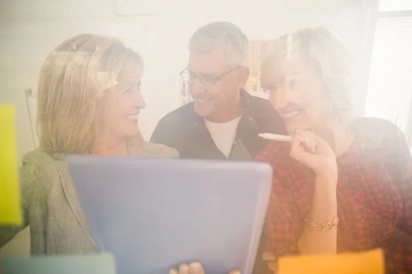 Geschäftsteam arbeitet über ein Tablet — Stockfoto