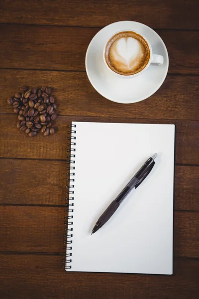 Tazza di cappuccino e blocco note — Foto Stock