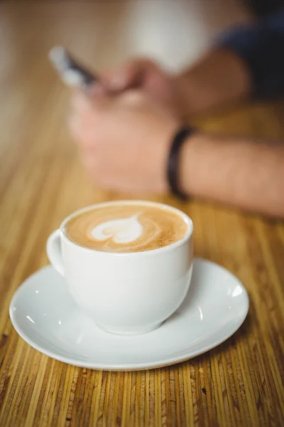 Kaffe över trä bakgrund — Stockfoto