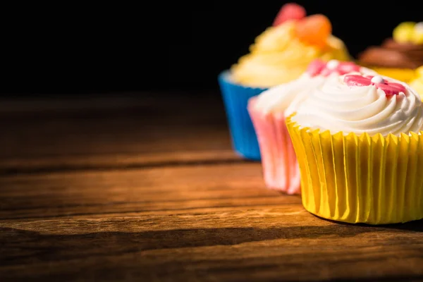 Deliciosos cupcakes en una mesa —  Fotos de Stock