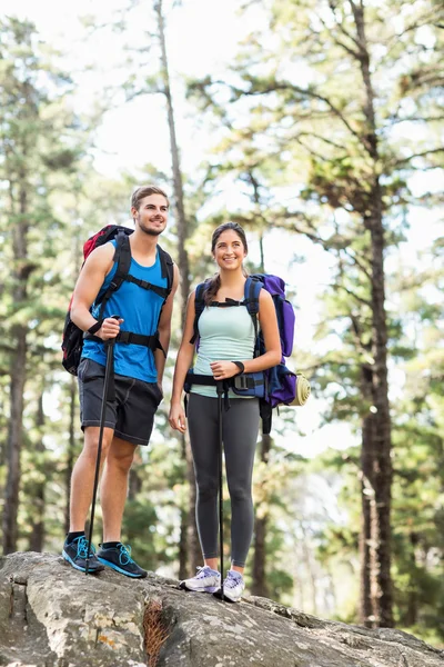 Unga glada joggare tittar på något — Stockfoto