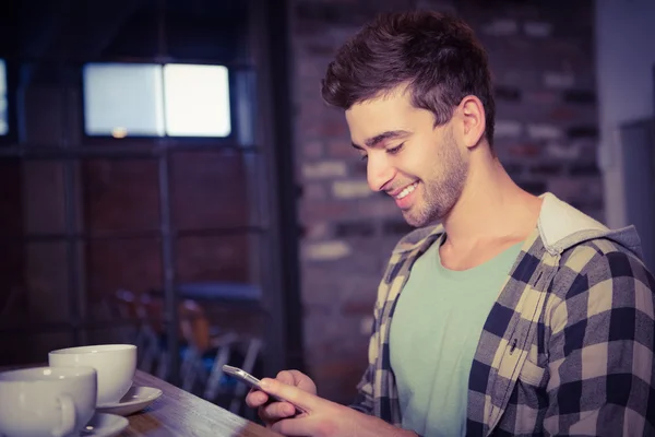 Smiling hipster sitting and texting — Stock Photo, Image