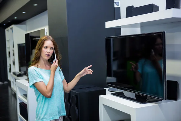 Frau kauft neuen Fernseher — Stockfoto