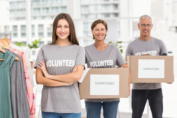 Volontärer håller donation lådor — Stockfoto