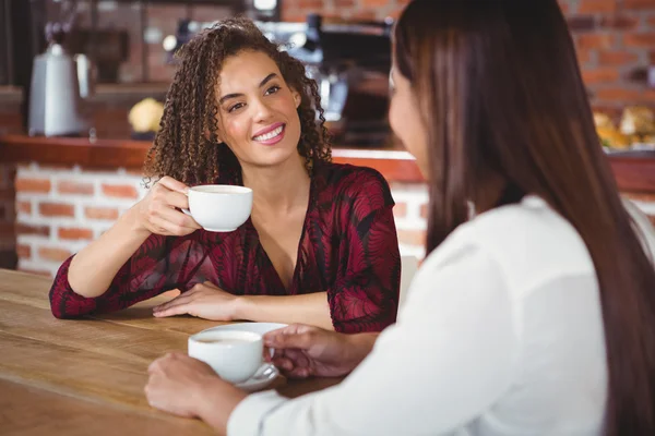 Femminile amiche avendo caffè — Foto Stock