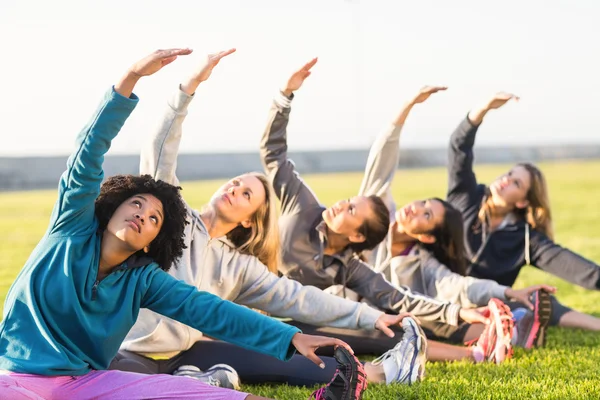 Femmes étirant pendant le cours de conditionnement physique — Photo