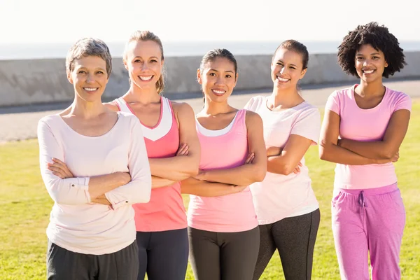 Lachende vrouwen het dragen van roze — Stockfoto