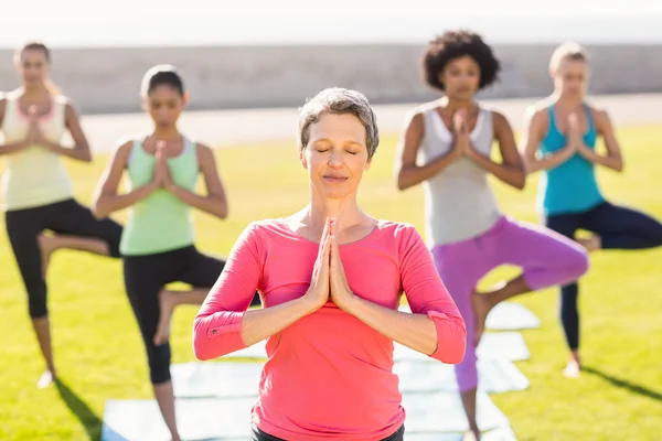 Frauen machen Yoga im Yoga-Kurs — Stockfoto