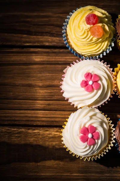 Leckere Cupcakes auf einem Tisch — Stockfoto