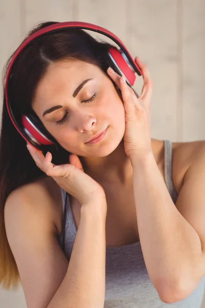 Hipster listening to music — стоковое фото