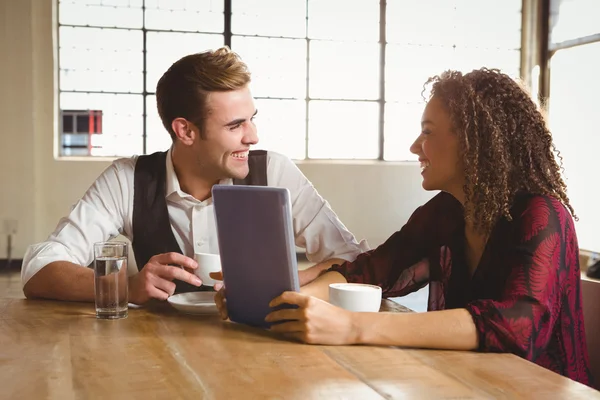 Leuk paar op een datum die kijken naar foto 's — Stockfoto