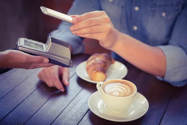 Customer paying with smartphone — Stock Photo, Image