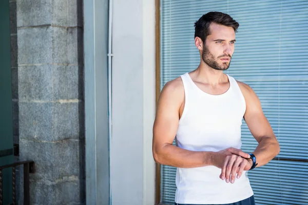 Atleta controllo orologio frequenza cardiaca — Foto Stock