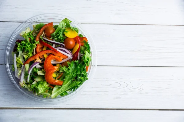 Tigela de salada saudável na mesa — Fotografia de Stock