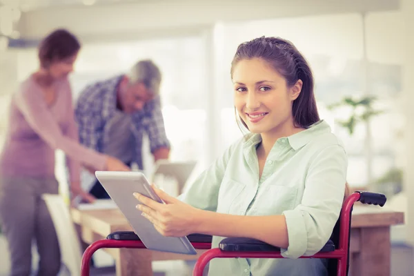 Affärskvinna i rullstol med hjälp av Tablet PC — Stockfoto