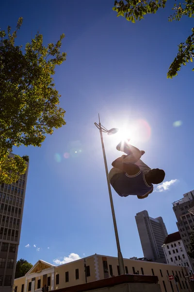 Člověk dělá parkour ve městě — Stock fotografie