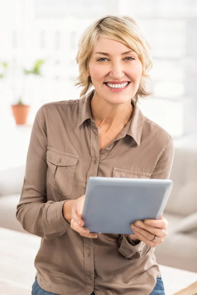 Sonriente mujer de negocios casual con tableta — Foto de Stock