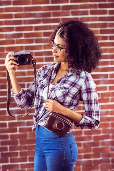 Attraktive Hipster mit Kamera — Stockfoto