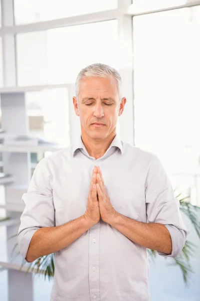 Fredlig casual affärsman mediterar — Stockfoto
