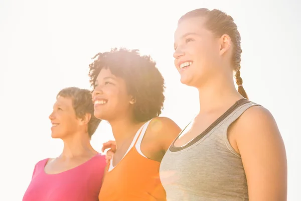 Mujeres deportivas mirando lejos — Foto de Stock