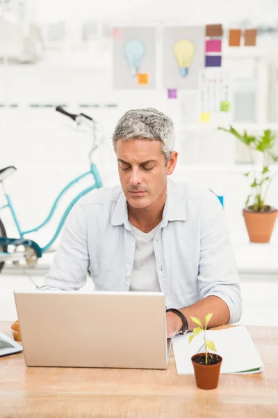 Affärsman som arbetar med bärbar dator — Stockfoto