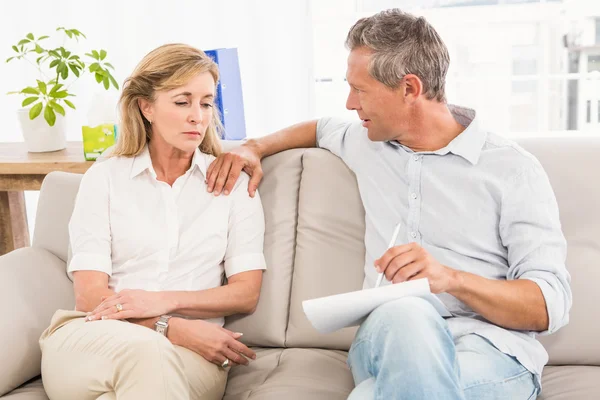 Therapeut geruststellend vrouwelijke patiënt — Stockfoto