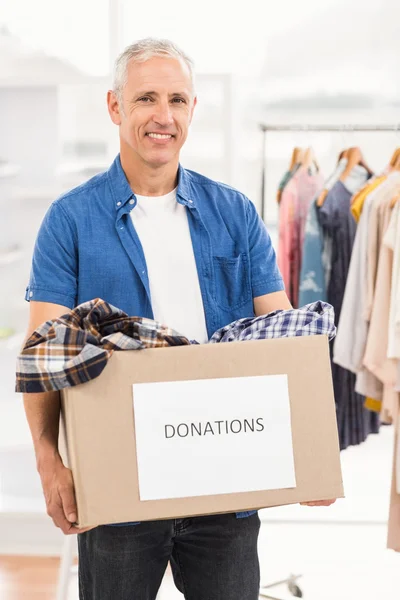 Empresário segurando caixa de doação — Fotografia de Stock