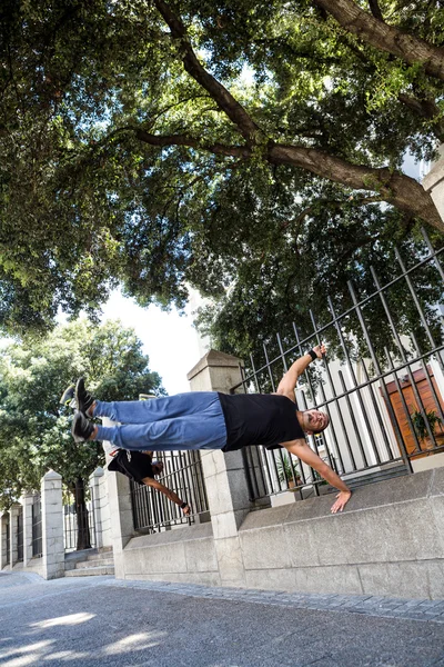 Friends doing parkour in the city — Stock Photo, Image