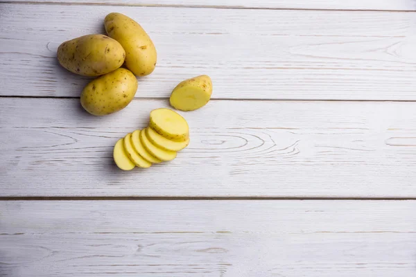 Potatis skivor på ett bord — Stockfoto