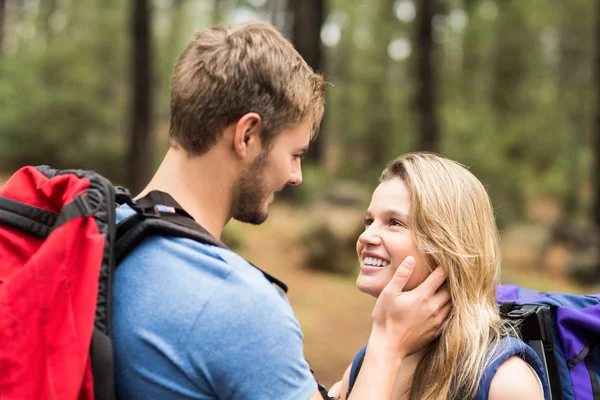 Joven pareja de excursionistas felices mirándose —  Fotos de Stock