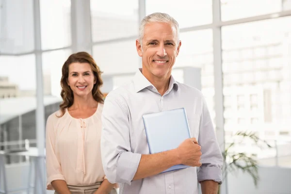 Collega's glimlachen op camera — Stockfoto