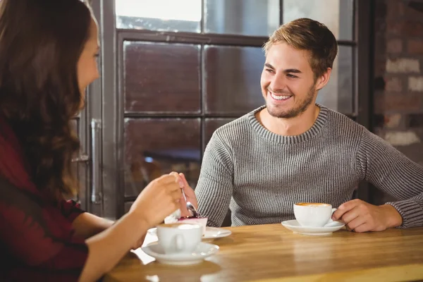 Knappe man genieten van cake — Stockfoto