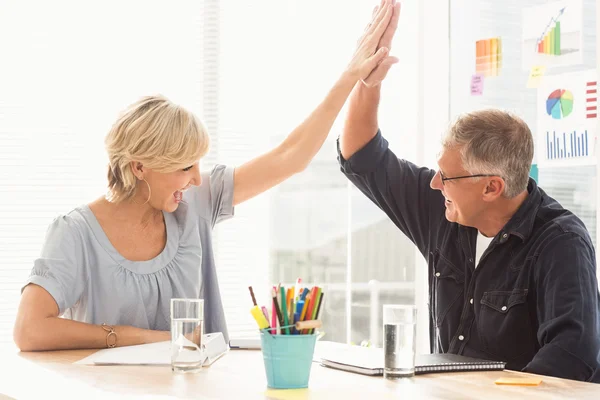 Feliz equipo de negocios haciendo un high-five —  Fotos de Stock