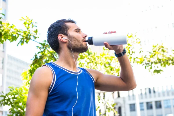 Sportler trinkt aus Flasche — Stockfoto