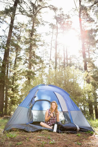 Camper, usmíval se a sedí v stanu — Stock fotografie