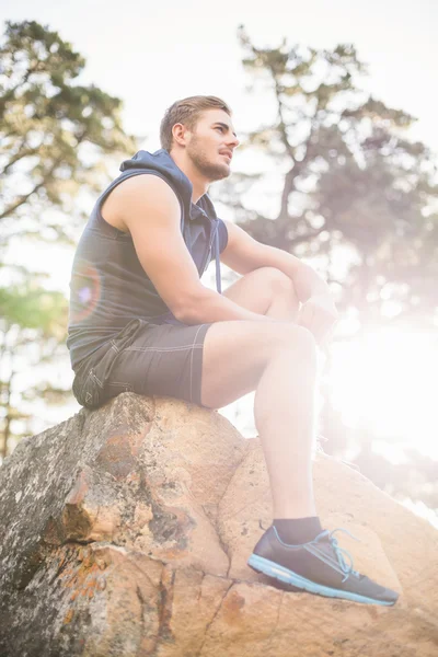 Jogger zittend op rock — Stockfoto