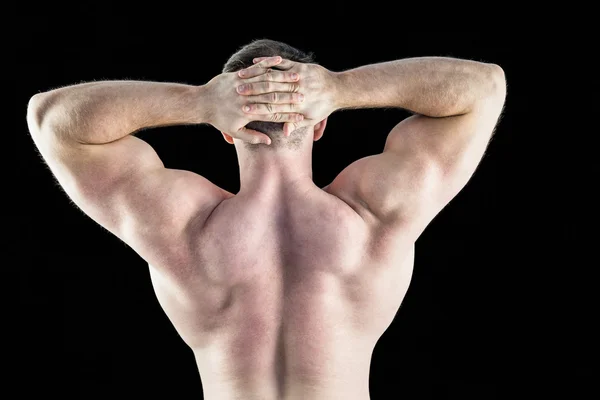 Starker Bodybuilder mit erhobenen Armen — Stockfoto
