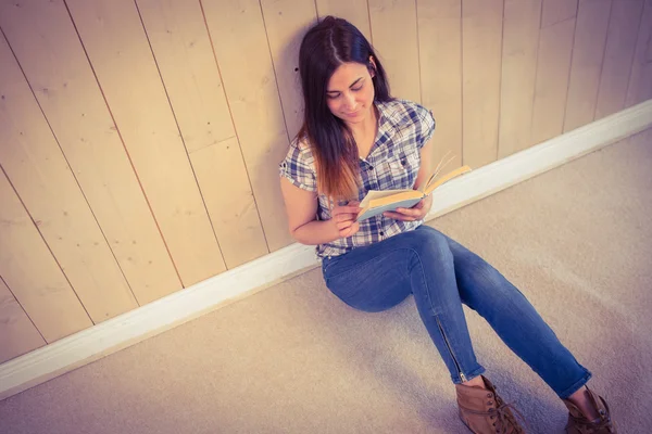 Hipster lezing Blauwboek — Stockfoto