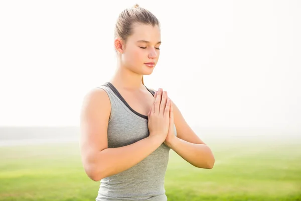 Tranquillo sportivo bionda meditando — Foto Stock