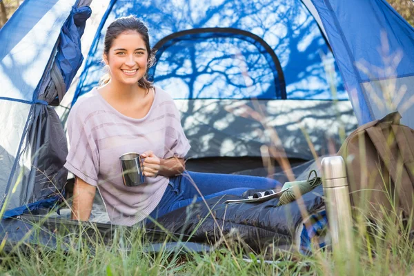 Brünette camper sitzen im zelt — Stockfoto