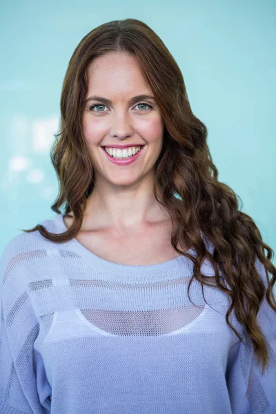 Mulher bonita sorrindo para a câmera — Fotografia de Stock