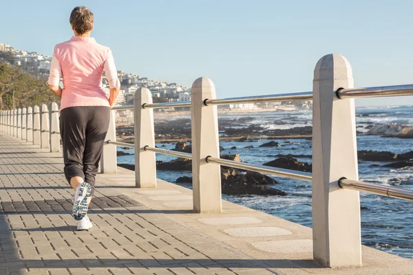 Frau joggt an Promenade — Stockfoto
